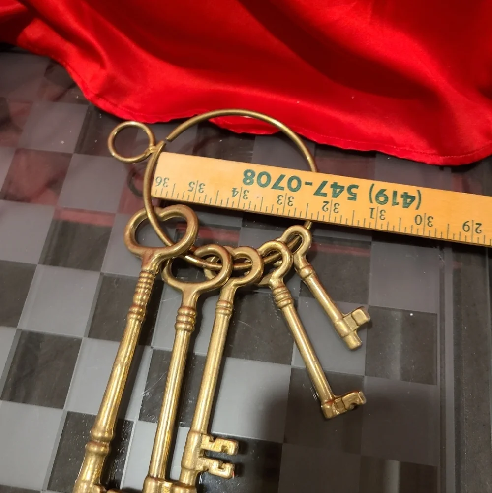 Gold Keys With Ring Decor - Picture 3 of 4